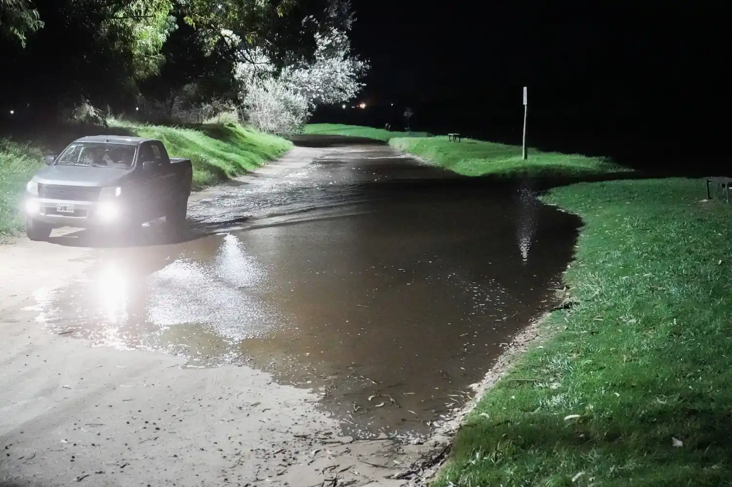 Tránsito complicado por la acumulación de agua en el camino
