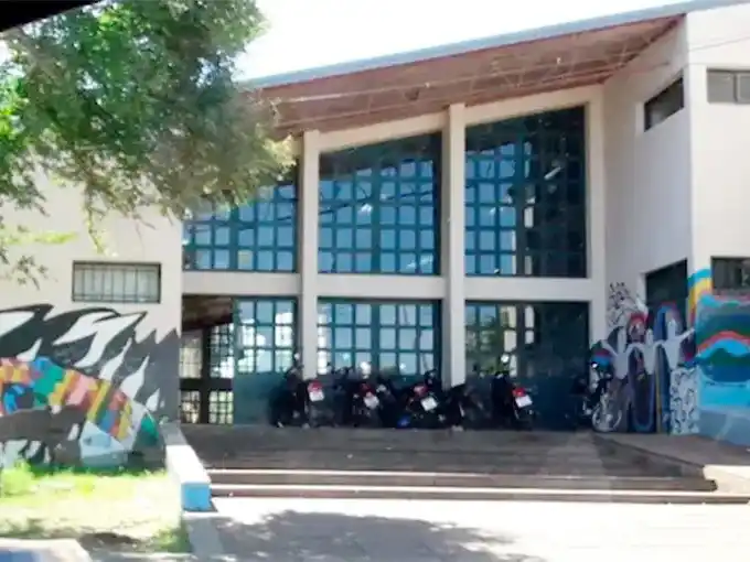 Denunciaron a una docente de la escuela Borges por “conductas inapropiadas” hacia un alumno