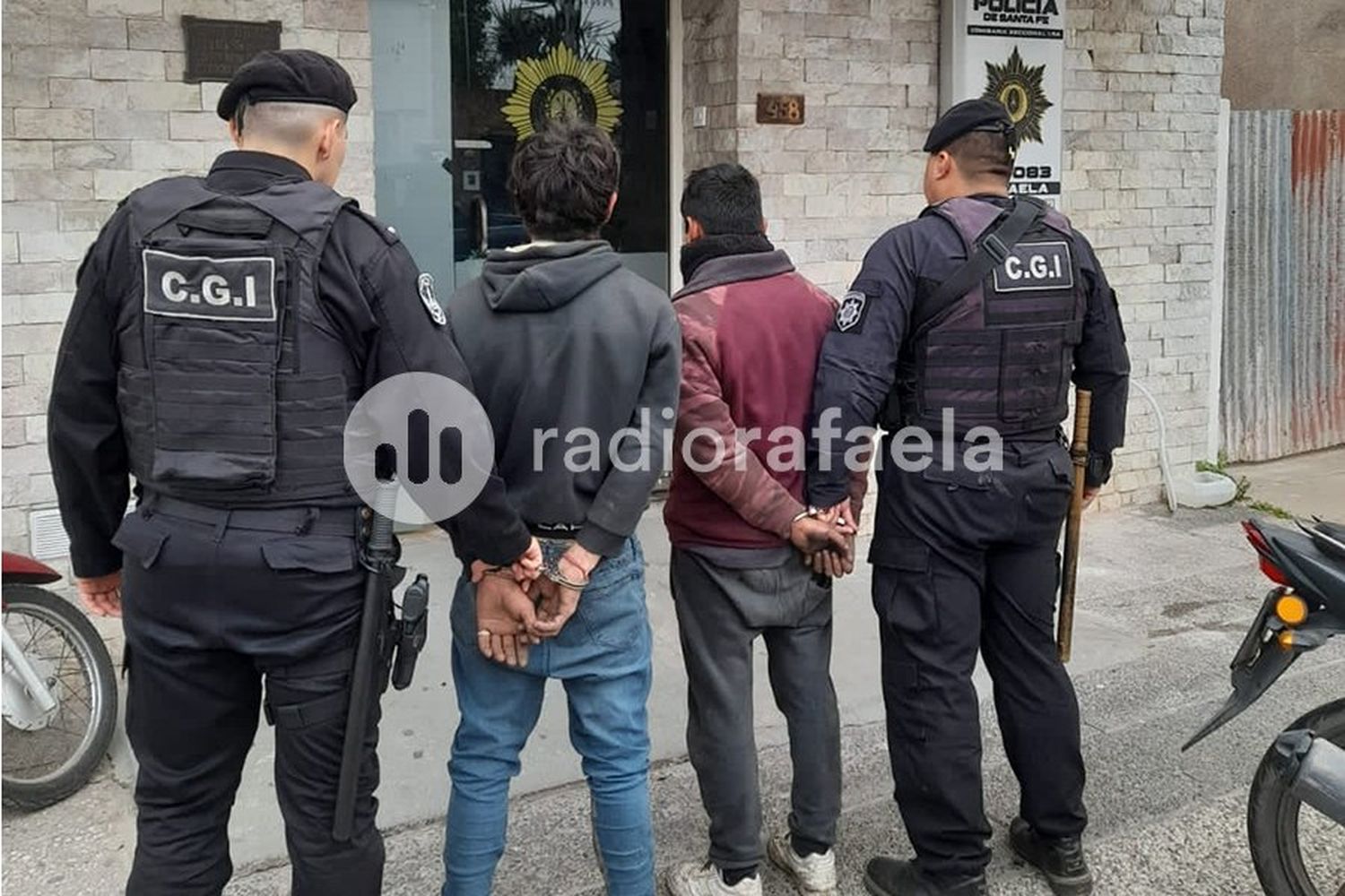 Dos individuos interceptados por la policia 