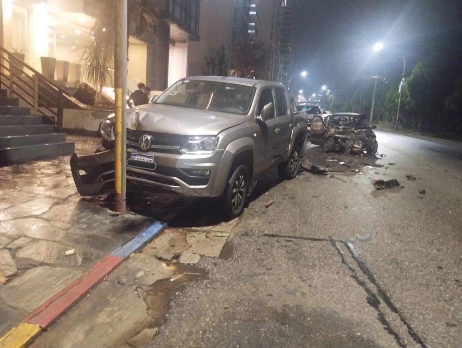 Un joven borracho se estrelló contra una camioneta estacionada