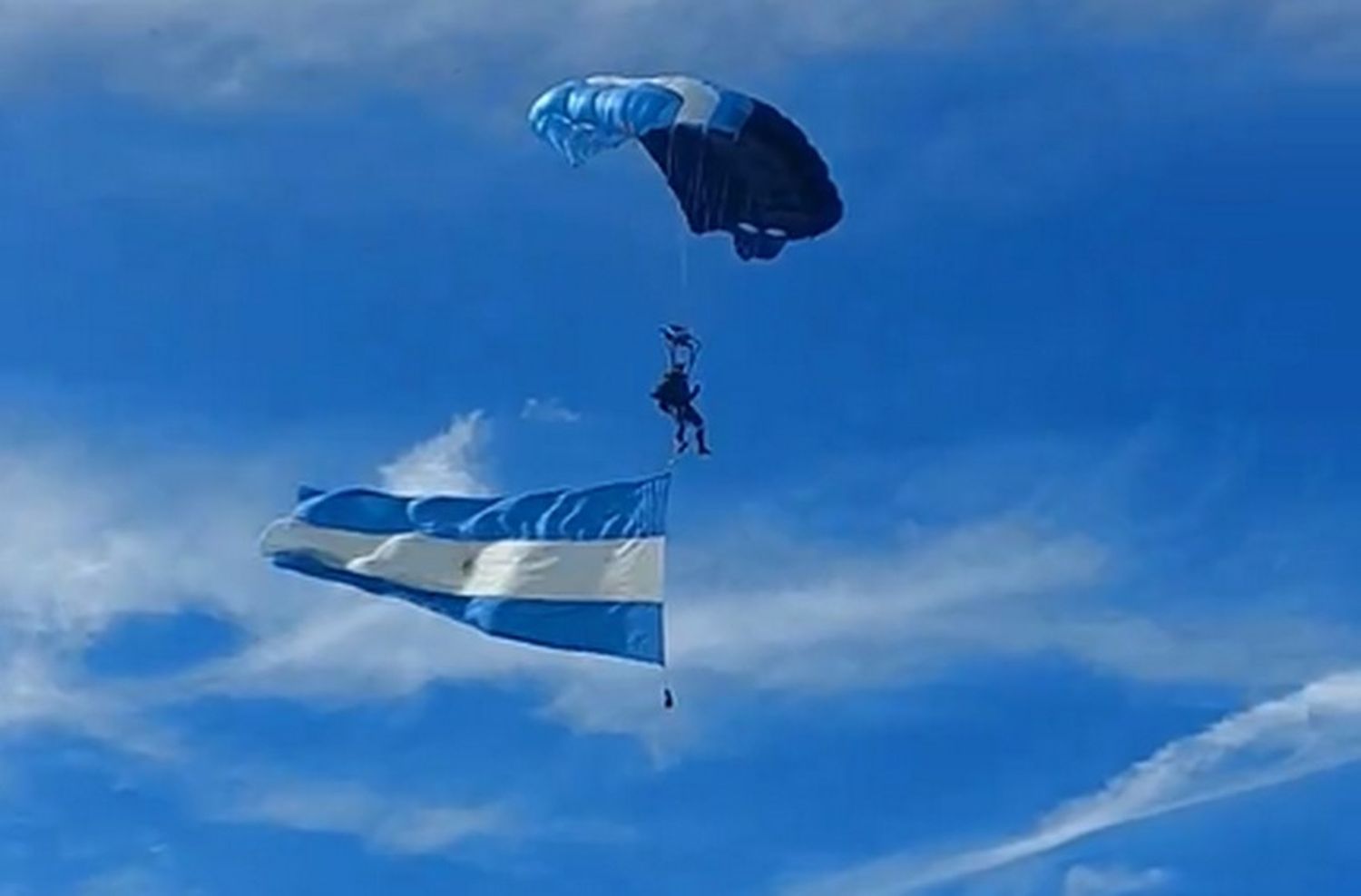 Exhibición aérea y show de paracaidismo en los festejos por los 150 años de Mar del Plata