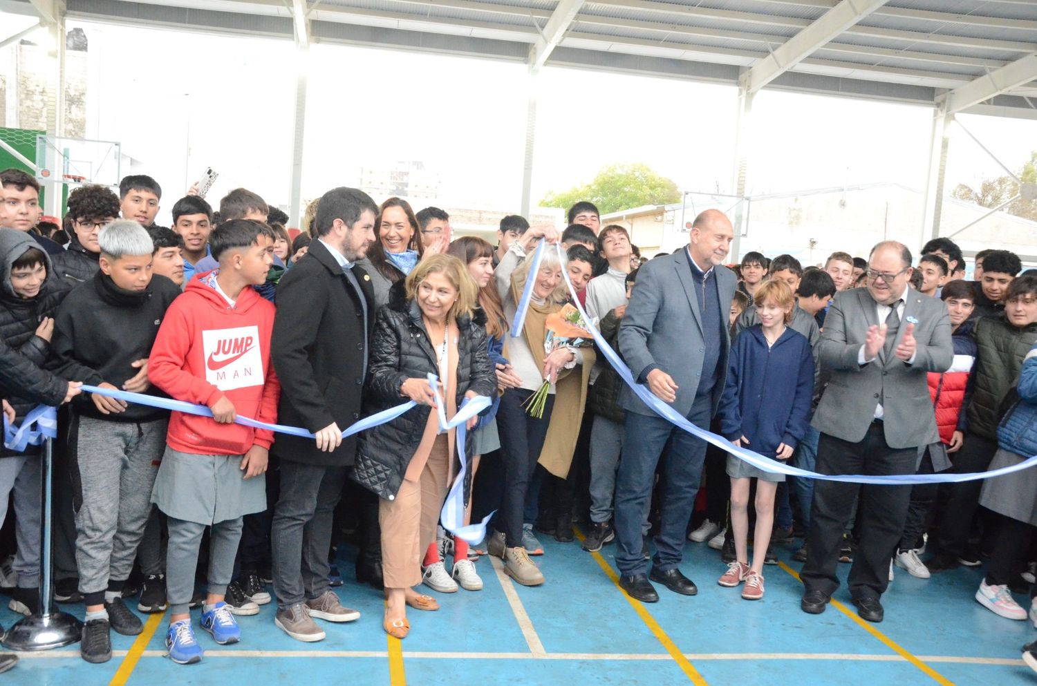 Corte de cintas para dar cierre al acto inaugural del playón deportivo. Foto: Prensa MVT