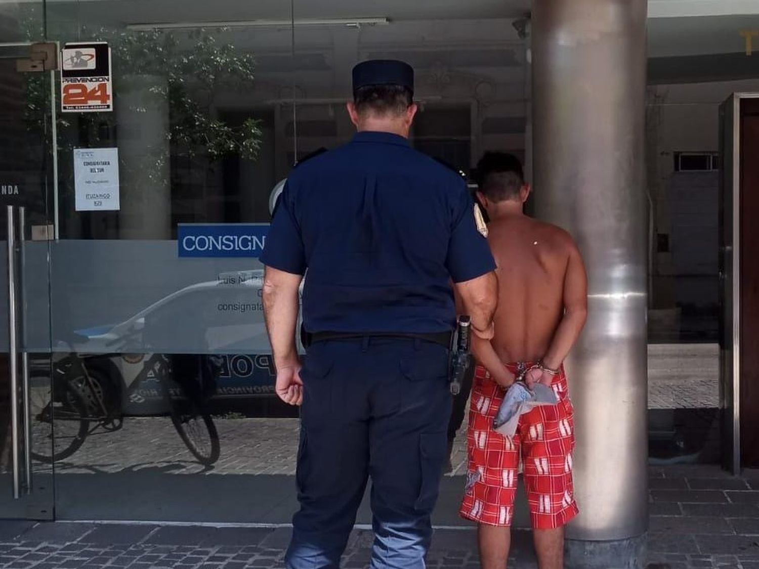 Detuvieron a un hombre tratando de robar una tienda de ropa a una cuadra de la Municipalidad