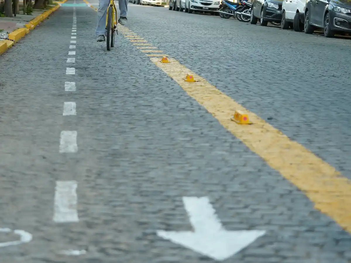  Mujer de 89 años tropezó con divisorio de bicisenda y se quebró la muñeca 