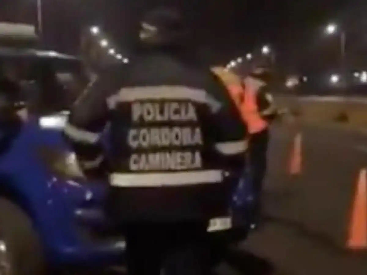 Video: la repudiable reacción de un policía de la Caminera contra un conductor