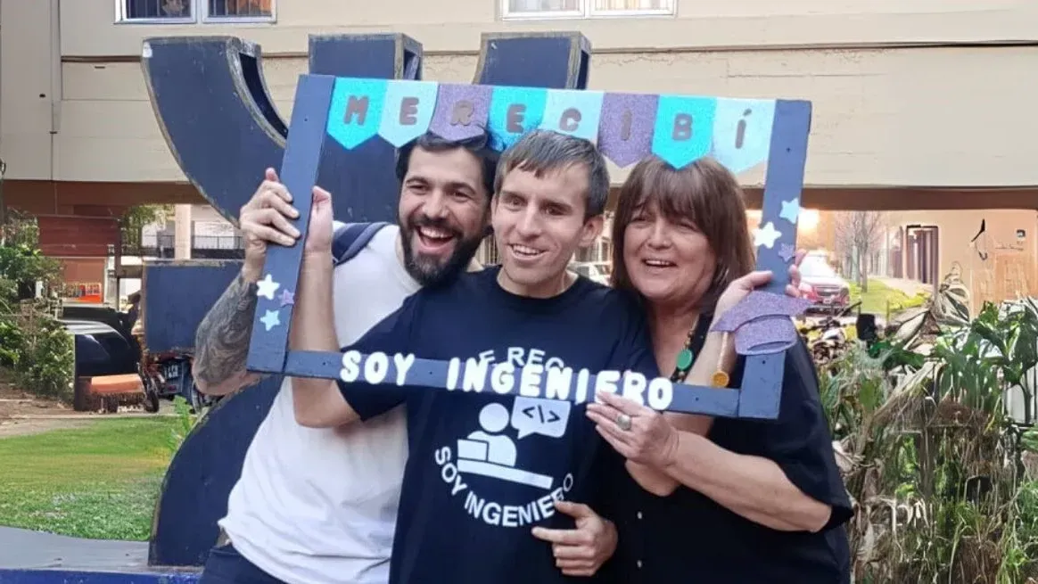 Este miércoles, en su foto de graduado lo acompañó su familia, compañeros e integrantes del equipo de fútbol para ciegos "Los Búhos". Crédito: Gentileza UTN
