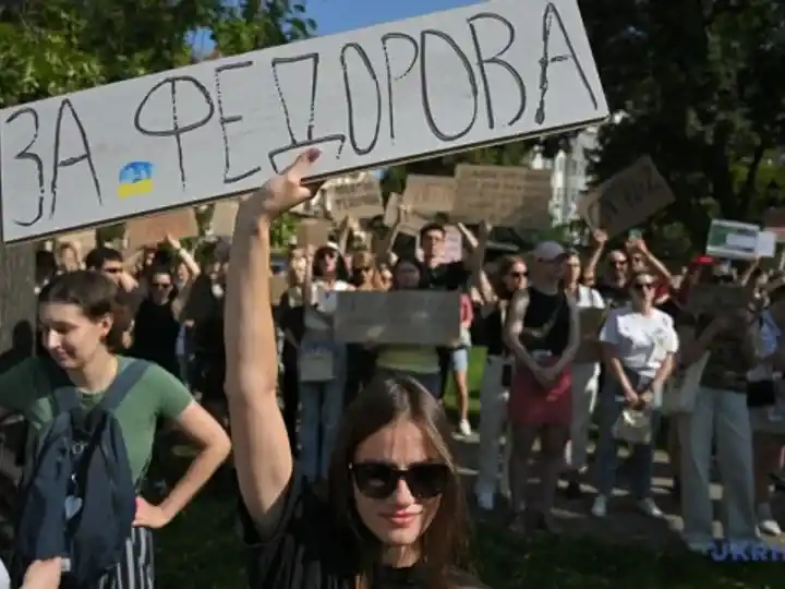 Los ucranianos protestaron en distintas ciudades.