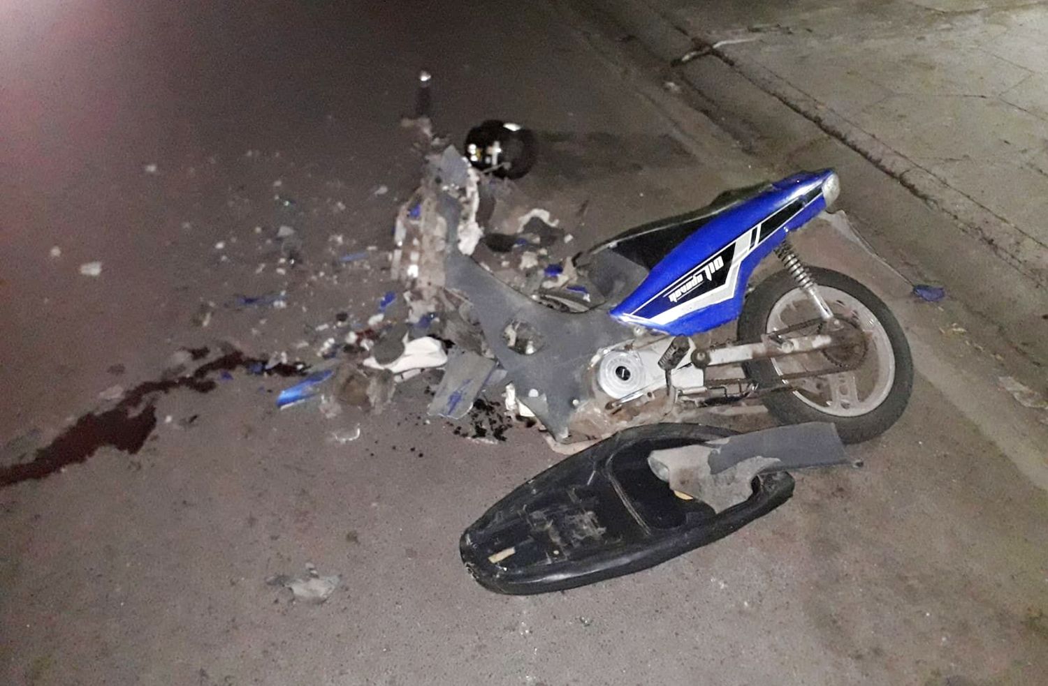 Milagro en la madrugada: joven destruyó su moto y solo sufrió lesiones leves