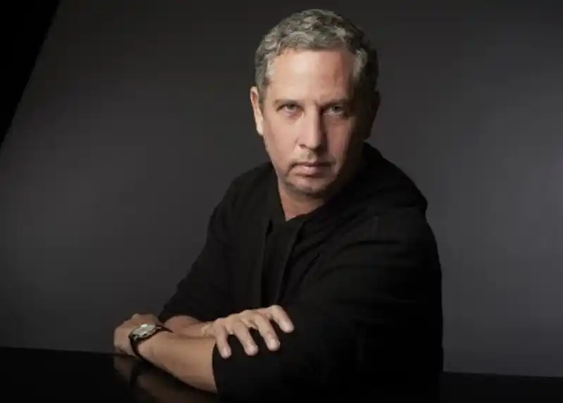 Martínez es el autor de reconocidas novelas como "Acerca de Roderer", Crímenes imperceptibles o Los crímenes de Alicia