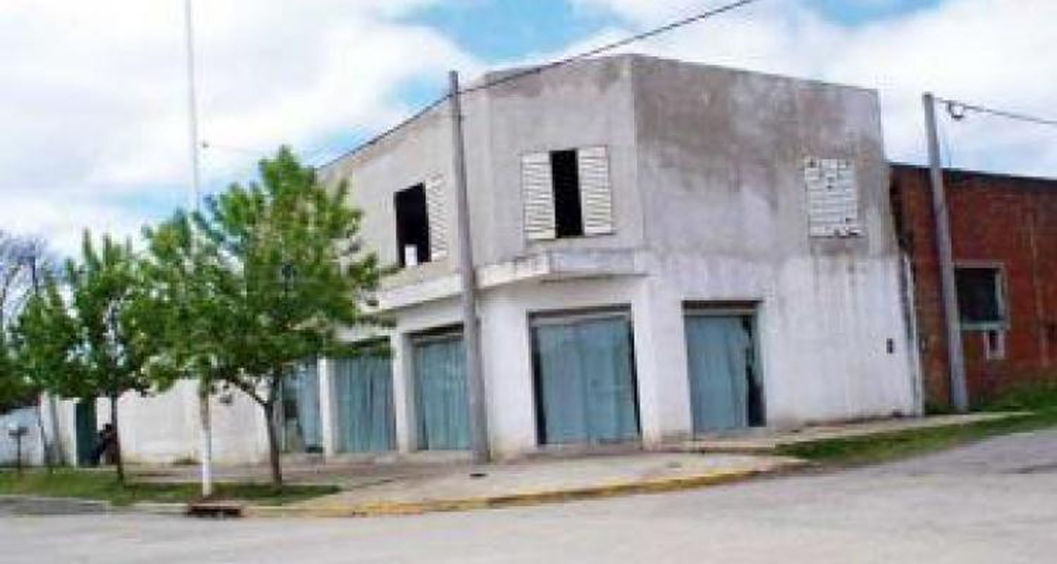 Lo acuchilló y tiró el arma en su huida