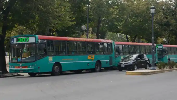 Paro de micros de las líneas 506 y 307 en La Plata tras ataque a machetazos a dos choferes
