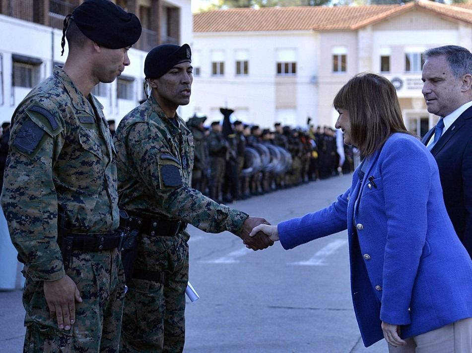 Viviendas, suba de sueldos y armas para las fuerzas federales.