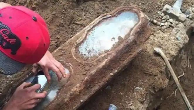Hallaron una niña muerta hace 145 años: todavía sujetaba una rosa