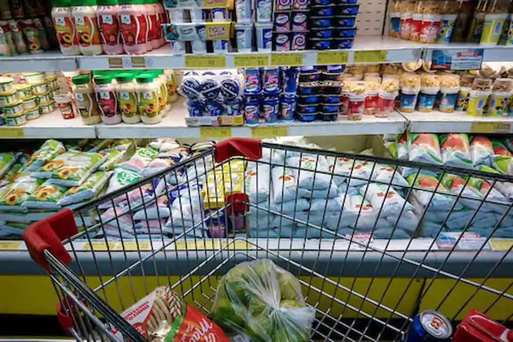 El consumo de leche cayó un 12% y las familias optan cada vez más por segundas marcas