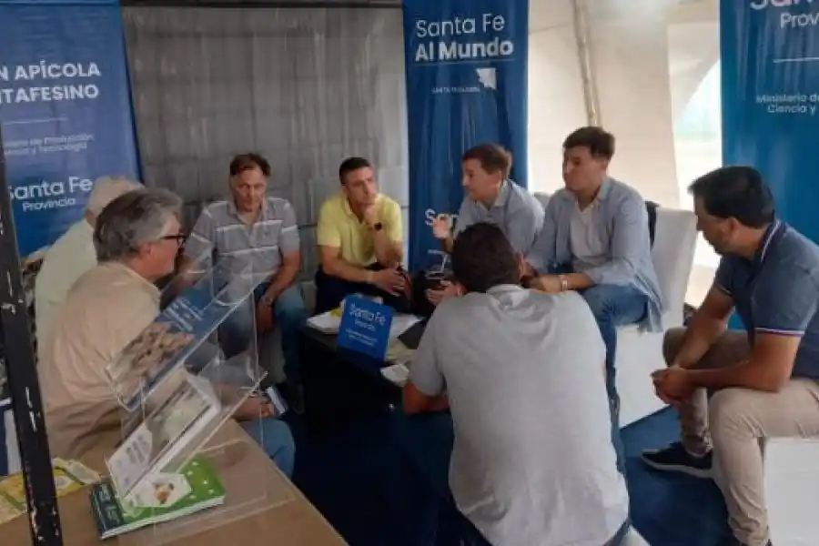 La provincia de Santa Fe junto a proveedores de insumos apícolas en la Expomiel 2023