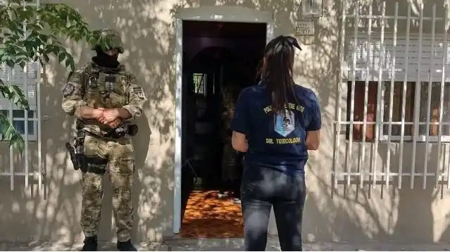 Tres detenidos tras varios allanamientos por comercio de cocaína