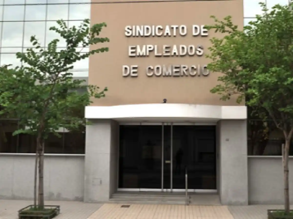 Entrega de bolsones solidarios en el Sindicato de Empleados de Comercio
