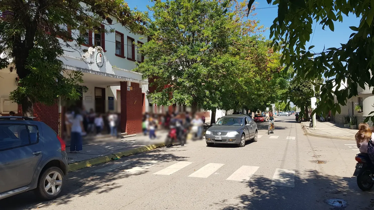Las hijas de la madre que cuestionó los viajes van a la escuela 6.