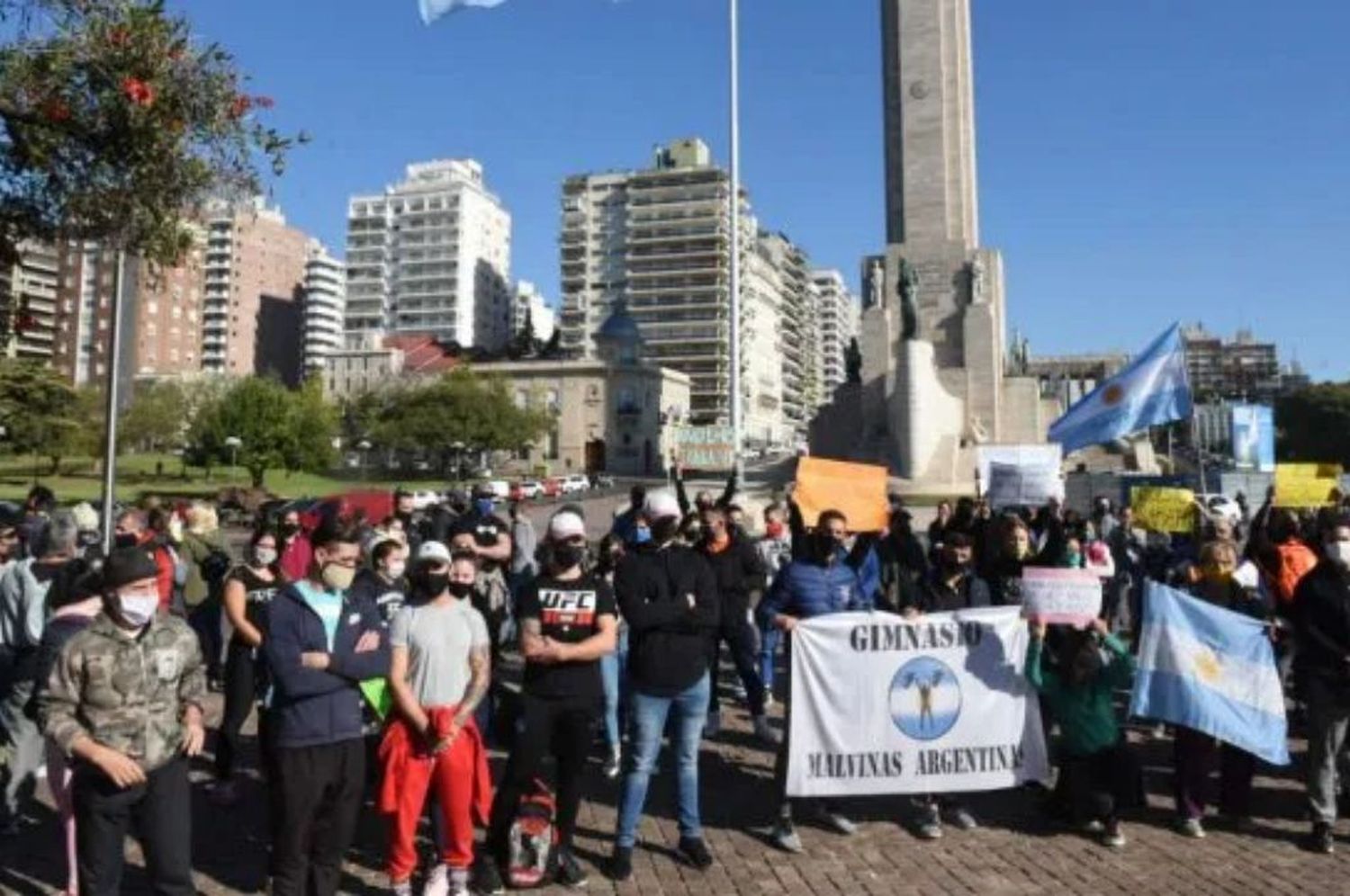 Dueños de gimnasios rosarinos se movilizaron hasta el Monumento