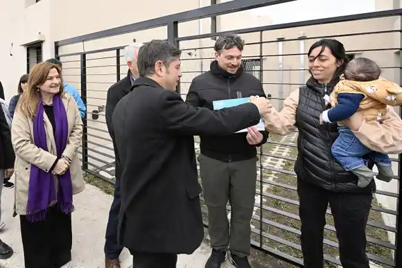 Kicillof entregó viviendas a familias de Villa Elvira y destacó la continuidad de la obra pública en Provincia