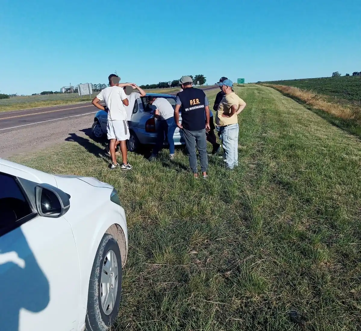 Fueron detenidos al querer vender un arma robada