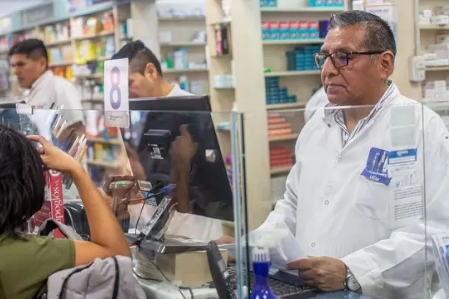 El sindicato de farmacéuticos y bioquímicos acordó aumento salarial del 91%