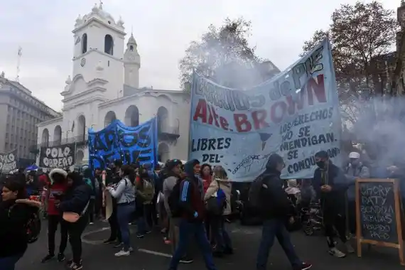 Piqueteros protestaron en Plaza de Mayo y reclamaron un bono de 20 mil pesos