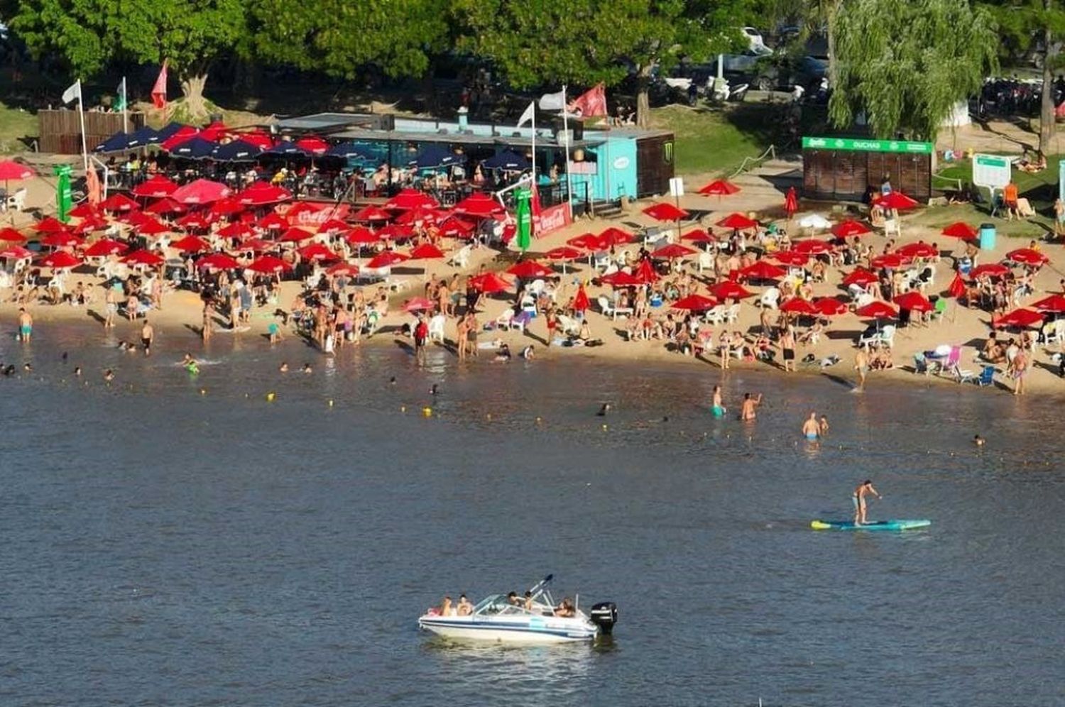 La playa Este, repleta de gente en las tardes de verano en Santa Fe. Foto: Fernando Nicola.