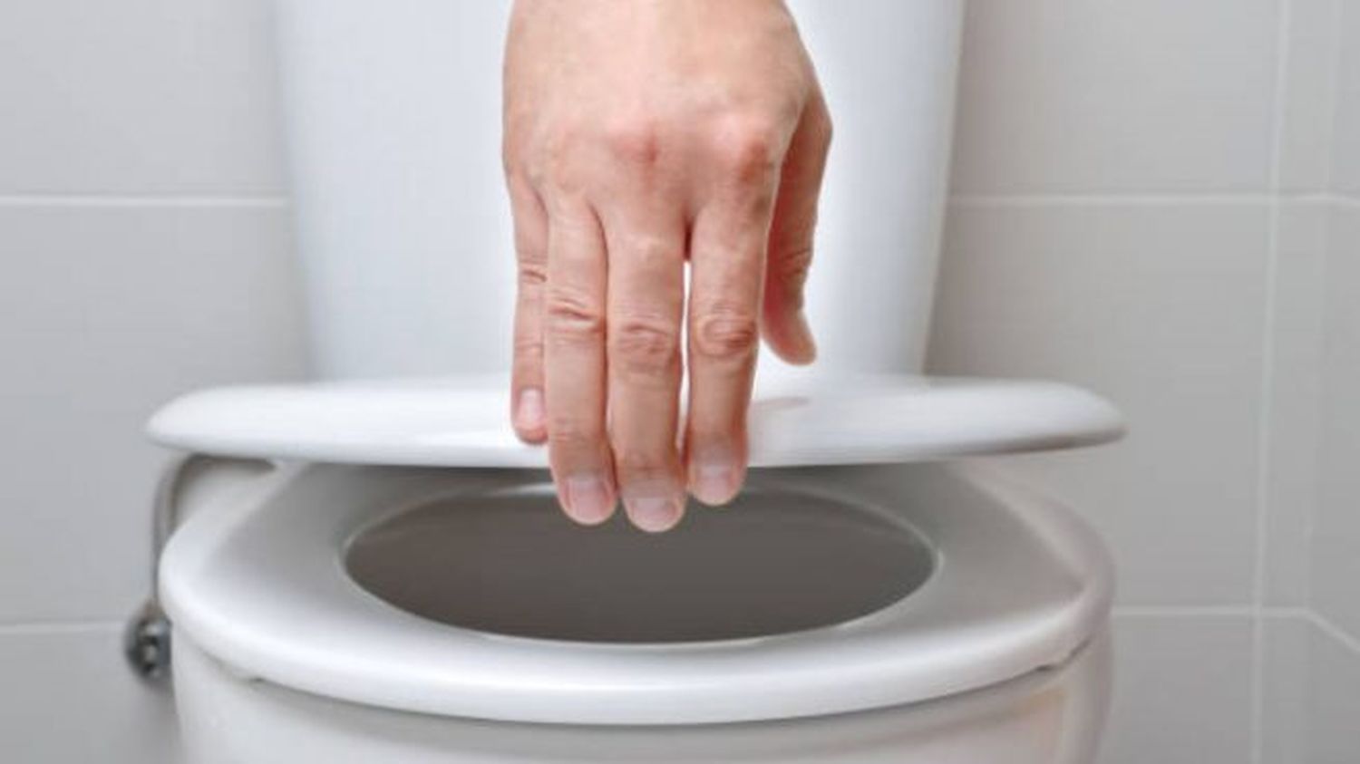 Razones por las que debes cerrar la tapa de la poceta antes de bajar el agua (Video)
