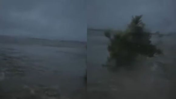 Un micro con 37 chicos, varado hace más de 10 horas en la ruta 9 por las inundaciones: sus padres están desesperados