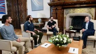 Macri recibió a emprendedores y se fotografió con alumnos que visitaban la Rosada