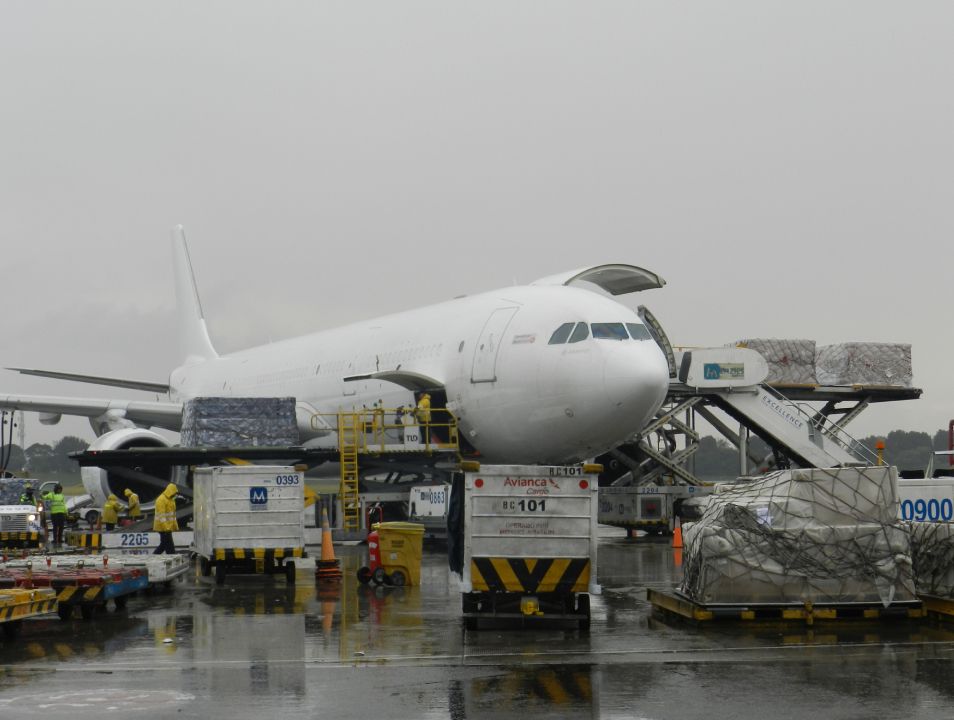 El transporte aéreo de carga en la ruta Bogotá–Miami creció 37% en el primer semestre