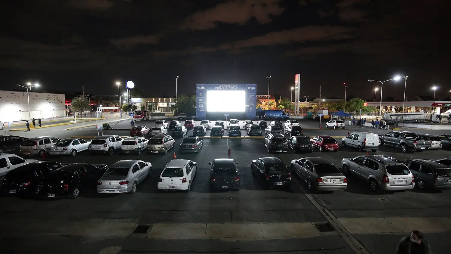 Almirante Brown: Quinientas familias asistieron al primer autocine científico del país