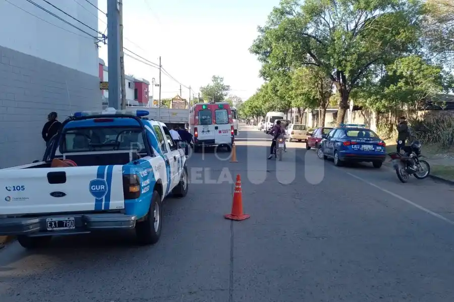 Dos jóvenes lesionadas: en moto, chocaron contra un automóvil en Av. Italia