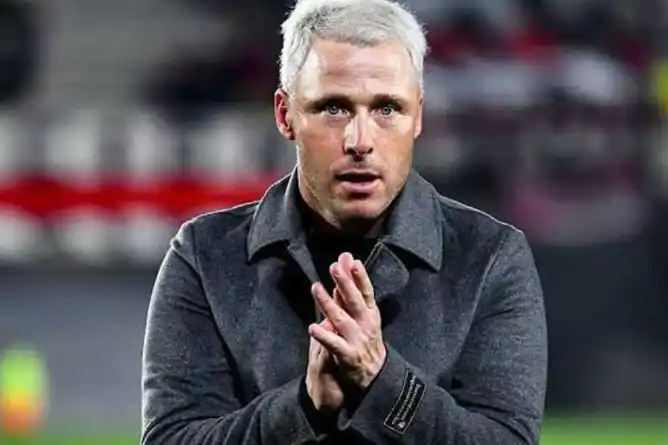 Fútbol, pasión y propósito: Pablo Lugüercio e Israel Damonte en el teatro Brazzola