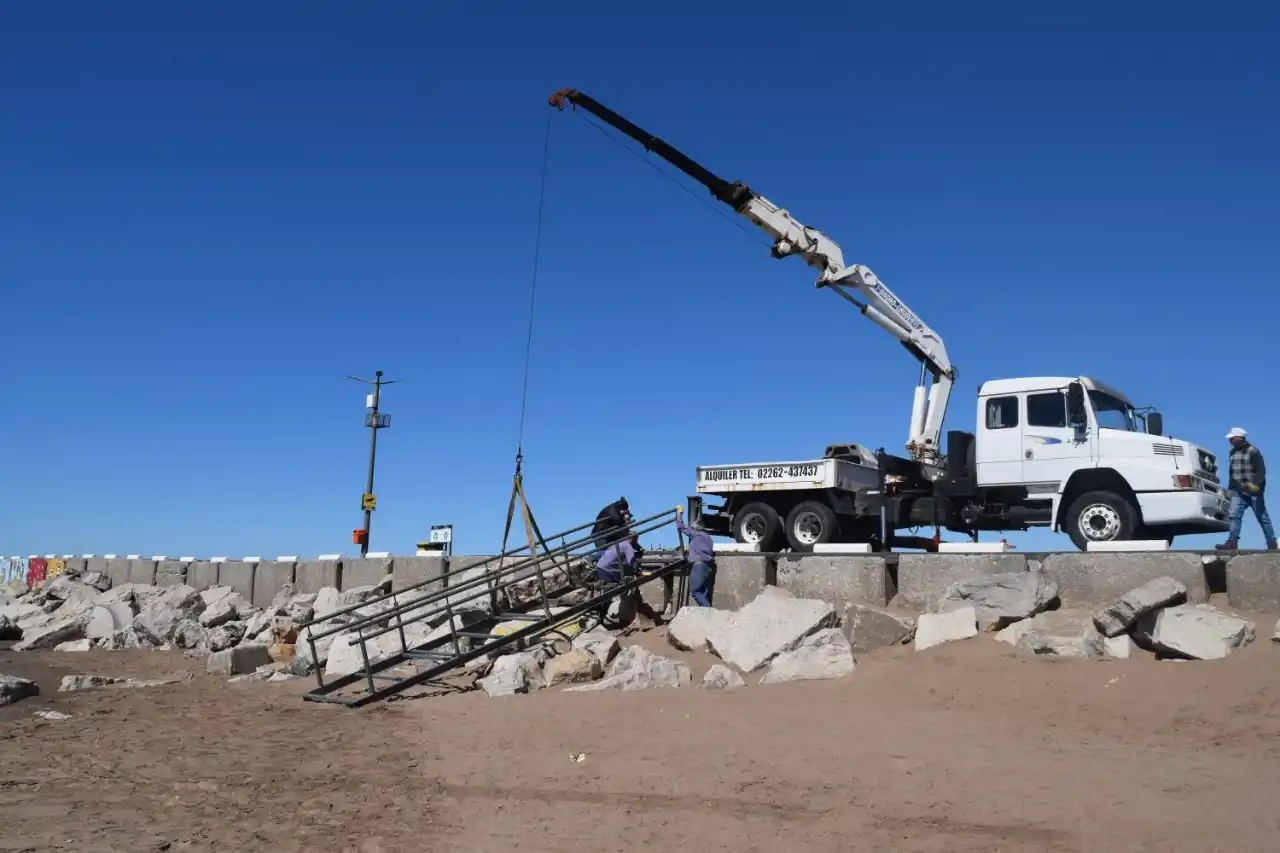 Instalaron una rampa móvil para discapacitados en Quequén