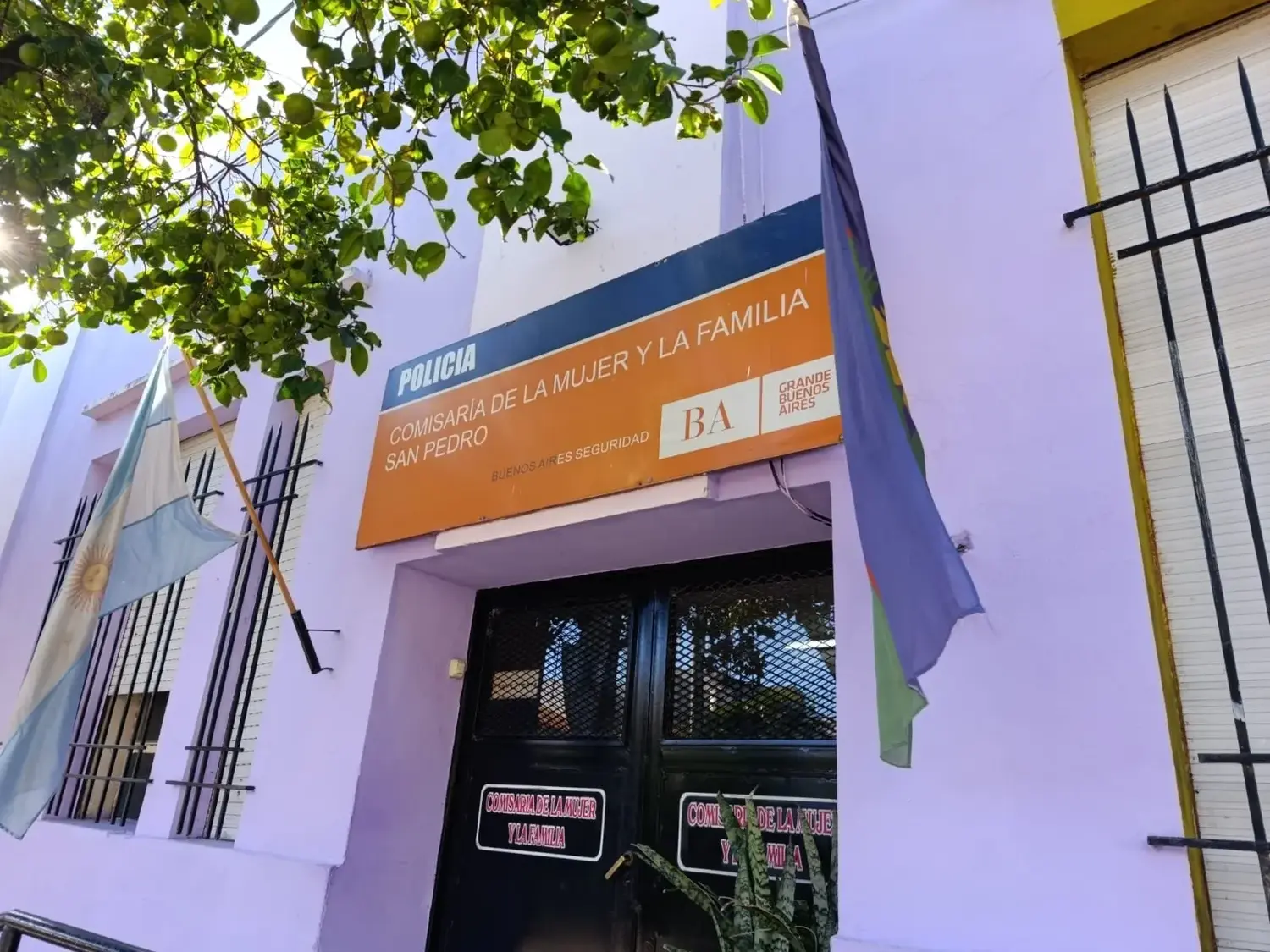 Fachada de la Comisaría de la Mujer y la Familia en San Pedro. La institución refuerza sus tareas de prevención y asistencia mediante la entrega de folletos informativos.