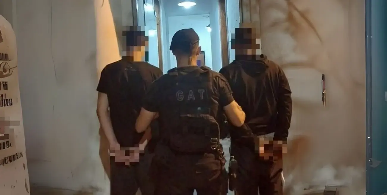 Los atraparon paseando por la calle con un revólver de grueso calibre: dos detenidos