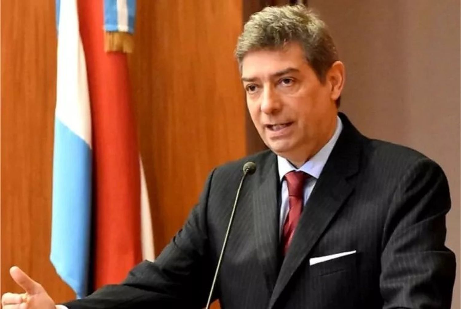 El presidente de la Corte definió que si una dolarización elimina el peso "es inconstitucional"
