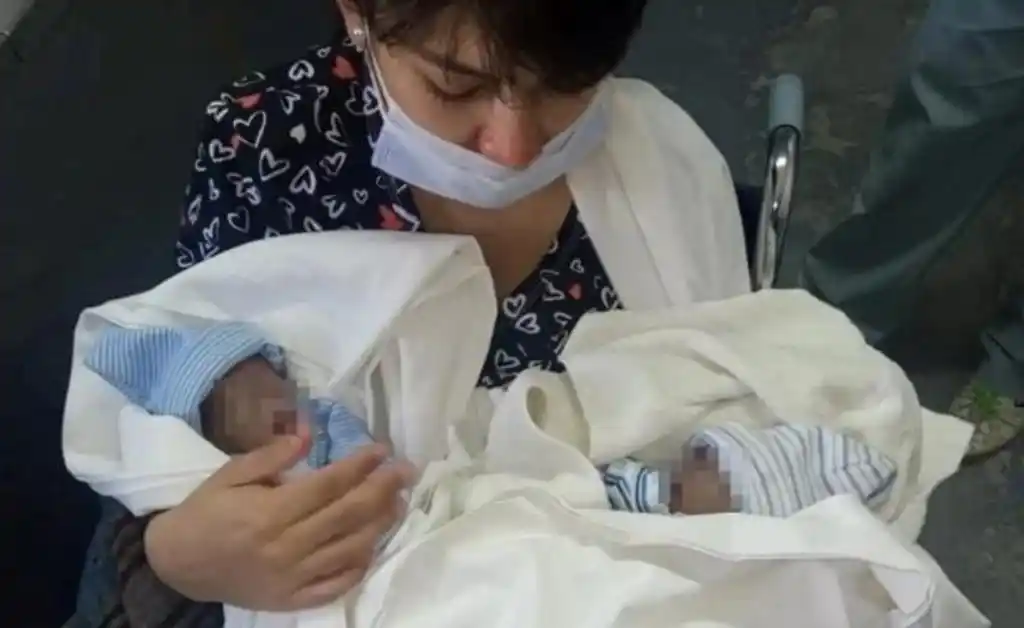 No la atendieron en la guardia, tuvo a sus gemelos en el baño del hospital y ambos murieron