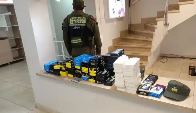 Algunos de los lugares incluidos en el procedimiento son locales que no tienen atención al público y que comercializan los teléfonos a través de cuentas de redes sociales.