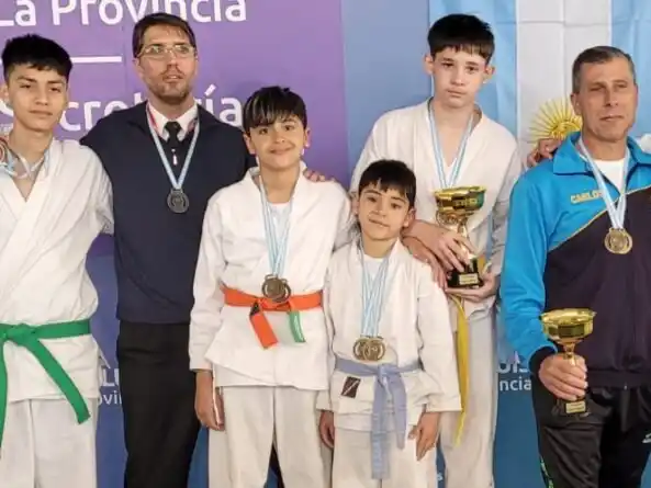 Los karatecas de Almagro con un destacado desempeño en San Luis.Foto:Club Almagro