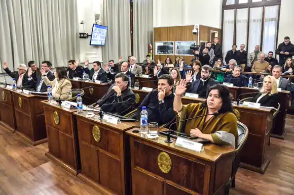El Senado entrerriano aprobó un nuevo endeudamiento por 500 millones de dólares en medio de divisiones internas en el PJ