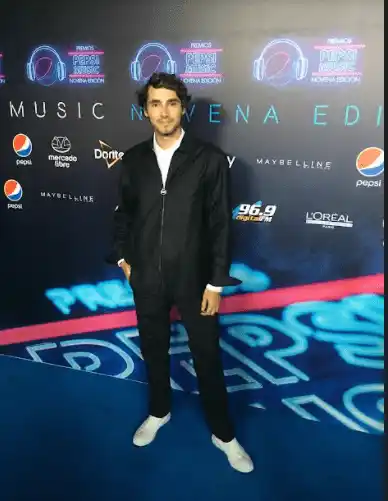 Cristian Onorato pasó por la alfombra azul antes de ganar el premio como Tiktoker.