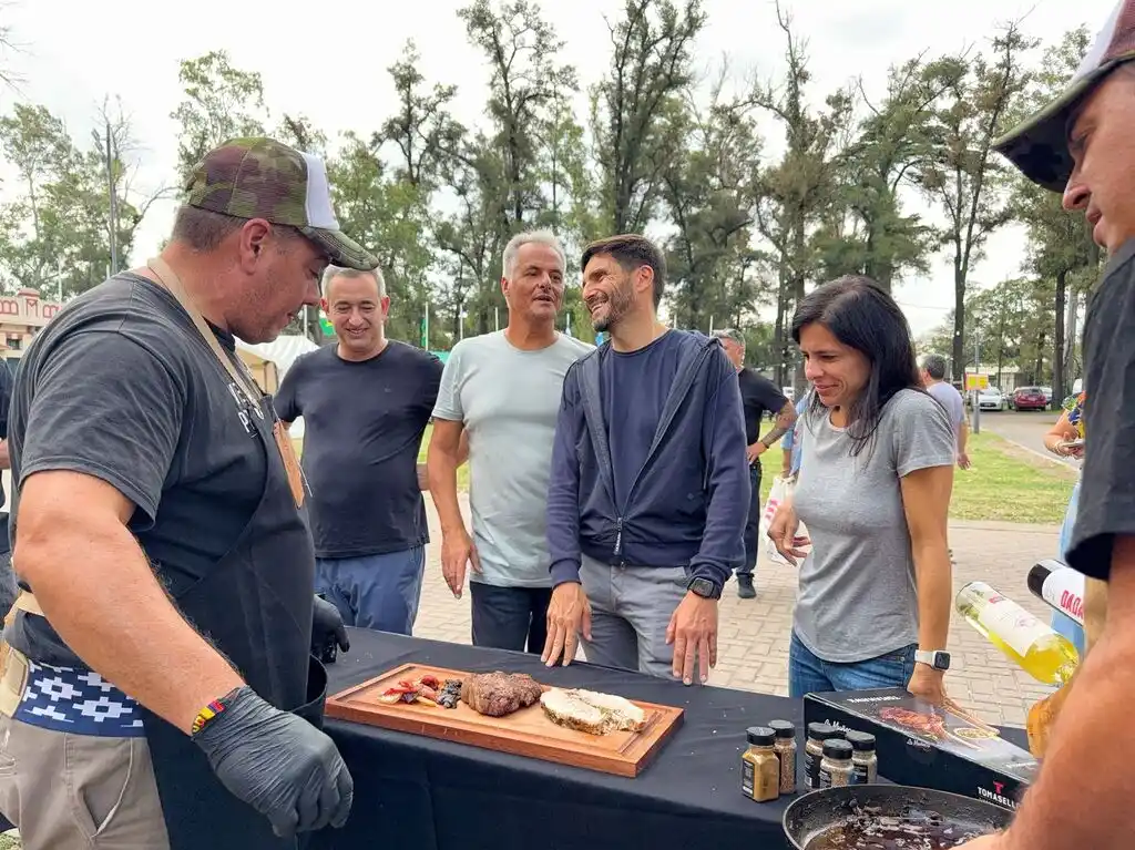 El gobernador visitó la Feria Sabores y Algo Más