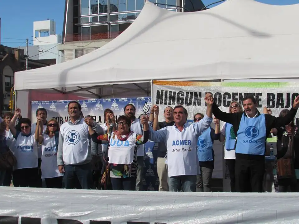 El Frente Sindical Docente pide al gobierno de Gustavo Bordet que “cese en el avance de las políticas en contra de los trabajadores”
