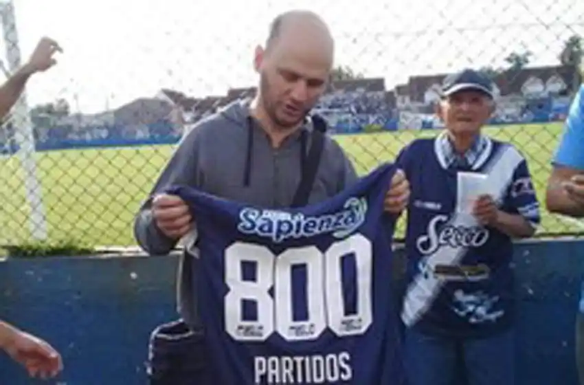 Un hincha fue reconocido por estar presente en los últimos 800 partidos de su equipo