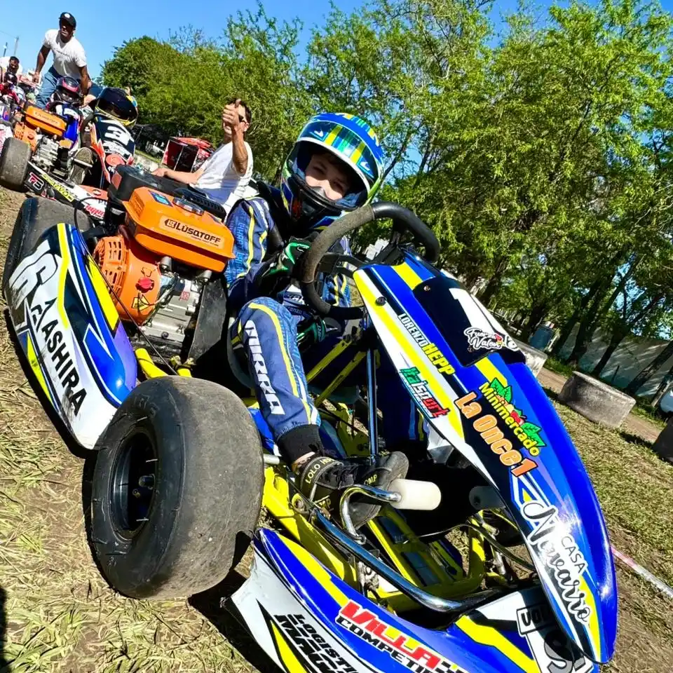 El pequeño piloto sigue firme en la lucha por consagrarse campeón.