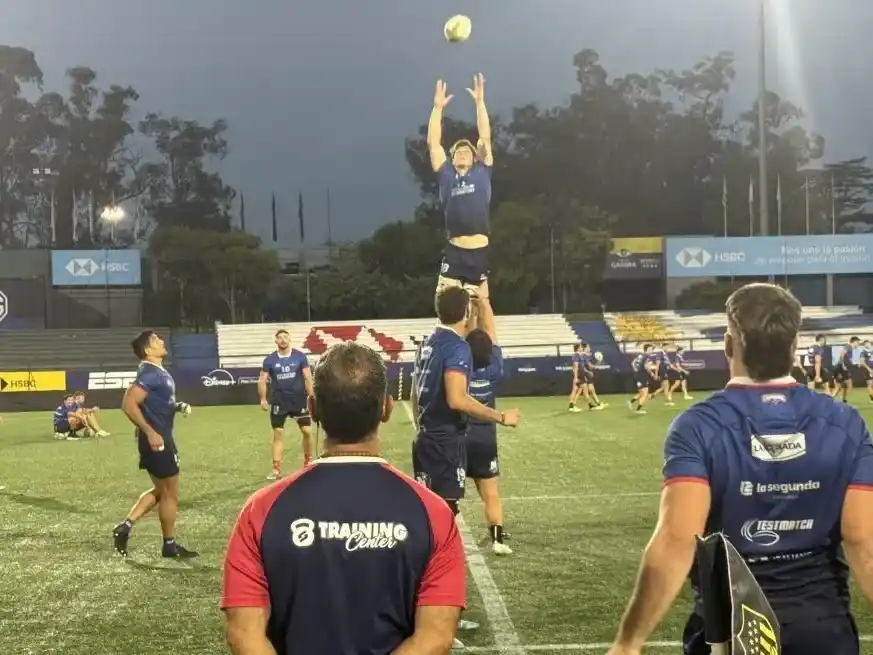 Martín Vaca ya ejecutó el line y espera el desenlace de la acción que terminara con la captura de la "guinda" por parte de Manuel Bernstein. El tercera línea del CRAI será el capitán del equipo ante los uruguayos. Foto: El Litoral.