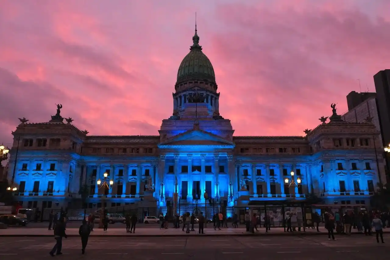 El Congreso se iluminó de azul por el Día Nacional de las Personas Sordas